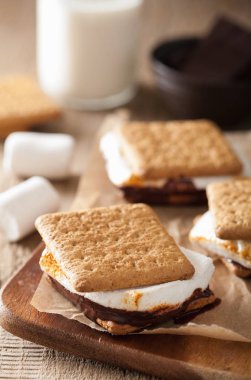 ev yapımı lokum şekerleme kraker çikolata ile