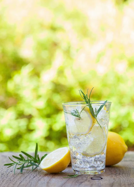 serinletici limonata içecek gözlük rosemary ile