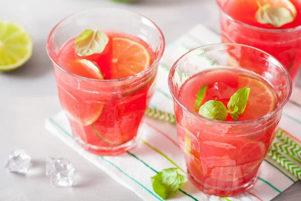 Wassermelonen-Limonade mit Limette und Minze, sommerliches Erfrischungsgetränk — Stockfoto