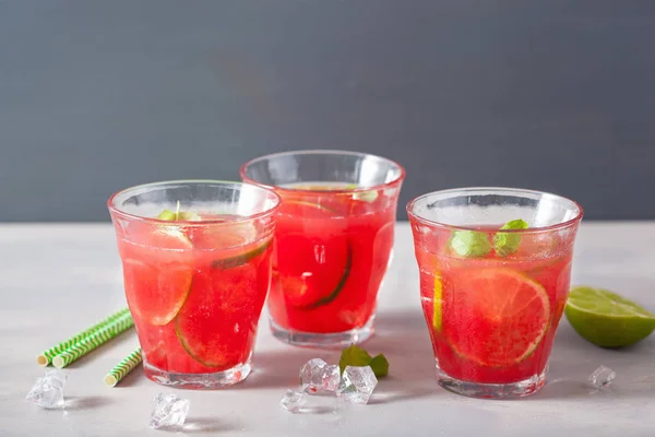 Limonade de pastèque à la lime et à la menthe, boisson rafraîchissante estivale — Photo