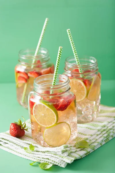 Limonada refrescante de verão com morango e limão em pote de pedreiro — Fotografia de Stock