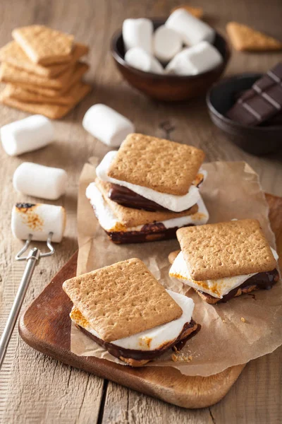 Domácí marshmallow s'mores s čokoládou na sušenky — Stock fotografie