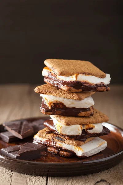 Marshmallow fatti in casa s'mores con cioccolato sui cracker — Foto Stock