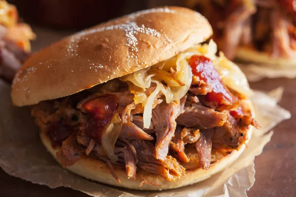 ev yapımı çekti domuz burger karamelize soğan ve Barbekü sos