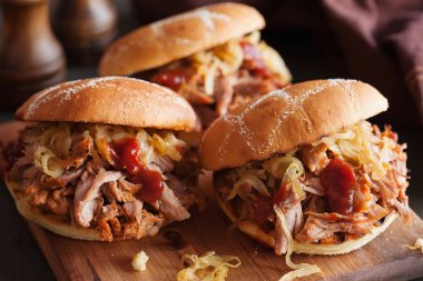 ev yapımı çekti domuz burger karamelize soğan ve Barbekü sos