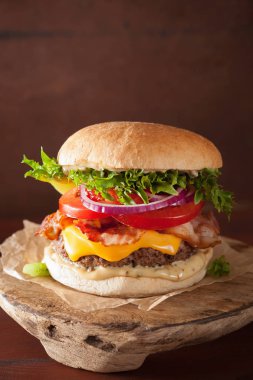 pastırma peynirli burger sığır patty, domates, soğan ile