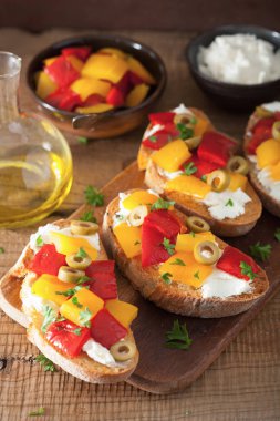 kavrulmuş peppers Keçi peynir zeytin ile İtalyan bruschetta