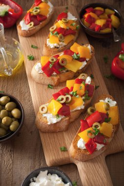 kavrulmuş peppers Keçi peynir zeytin ile İtalyan bruschetta