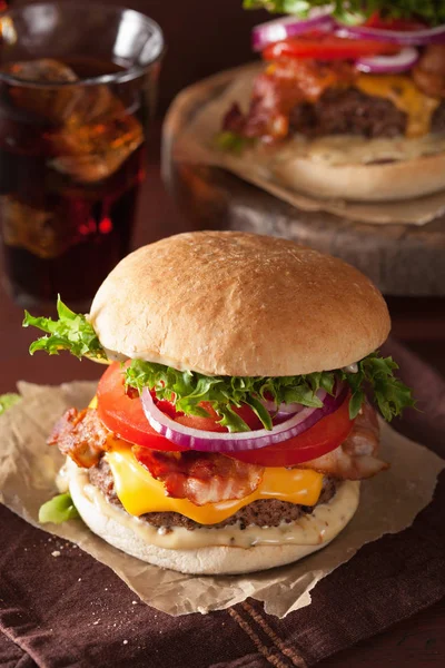 Hamburger di formaggio pancetta con polpettina di manzo, pomodoro, cipolla — Foto Stock