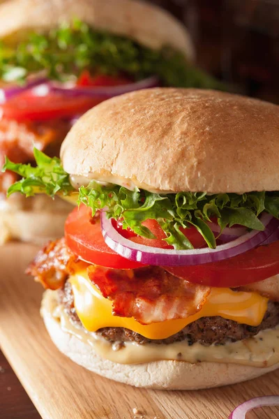 Spek kaas hamburger met rundvlees patty, tomaat, UI — Stockfoto