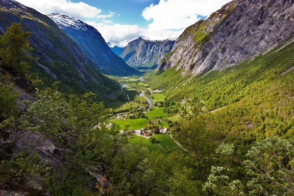 Uitzicht op de vallei van de Eikesdalen van de Aursjovegen weg, Noorwegen — Stockfoto