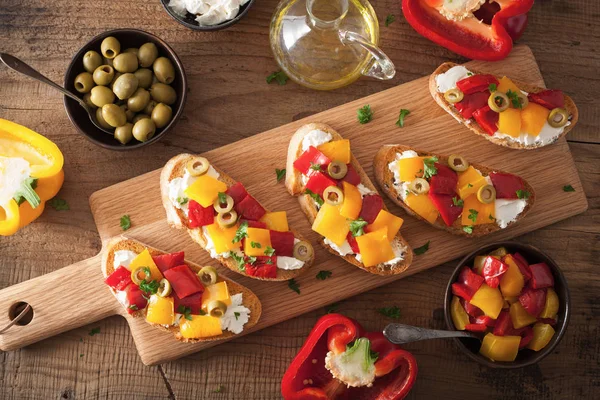kavrulmuş peppers Keçi peynir zeytin ile İtalyan bruschetta