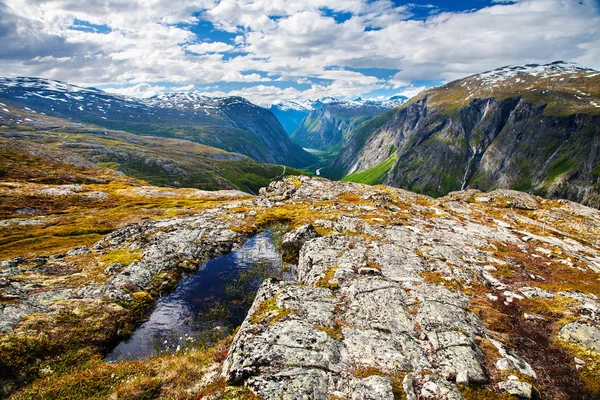 Vista sulle montagne sulla cascata Aurstaupet vicino ad Aursjovegen, Norvegia — Foto Stock