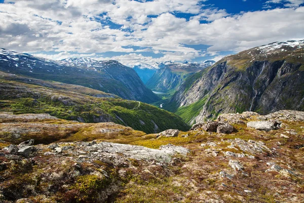 Mountain view na Aurstaupet vodopádu poblíž Aursjovegen, Norsko — Stock fotografie