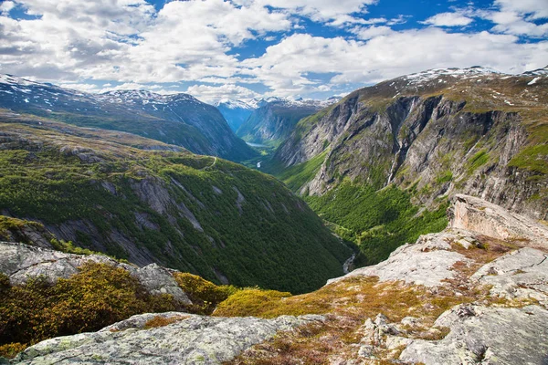 Vista de la montaña en Eikesdalen desde el mirador de Aurstaupet cerca de Aursj — Foto de Stock