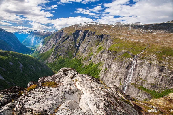 Vista de la montaña en la cascada de Aurstaupet cerca de Aursjovegen, Noruega — Foto de Stock