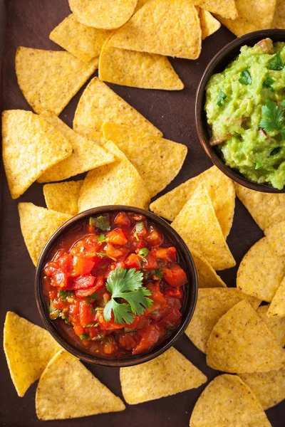 Guacamole mexicano y salsa dip, nachos tortilla chips — Foto de Stock