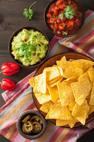 Guacamole mexicano y salsa dip, nachos tortilla chips — Foto de Stock