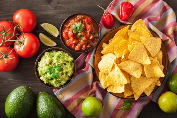 Guacamole mexicano y salsa dip, nachos tortilla chips — Foto de Stock