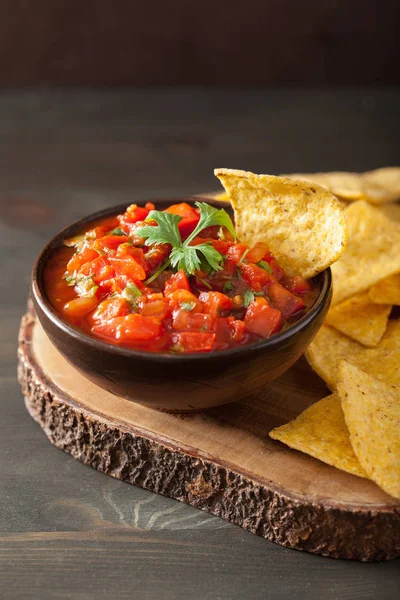 Mexikansk salsa dip och nachos tortillachips — Stockfoto