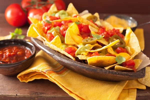 Nacho yüklü ile salsa, guacamole, peynir ve jalapeno