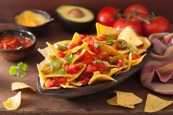 Nachos con salsa, guacamole, formaggio e jalapeno — Foto Stock