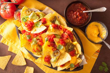 Nacho yüklü ile salsa, guacamole, peynir ve jalapeno