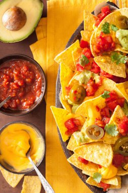 Nacho yüklü ile salsa, guacamole, peynir ve jalapeno