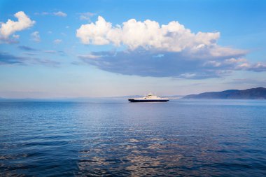 Trondheimsfjorden, Norveç geçen bir gemi