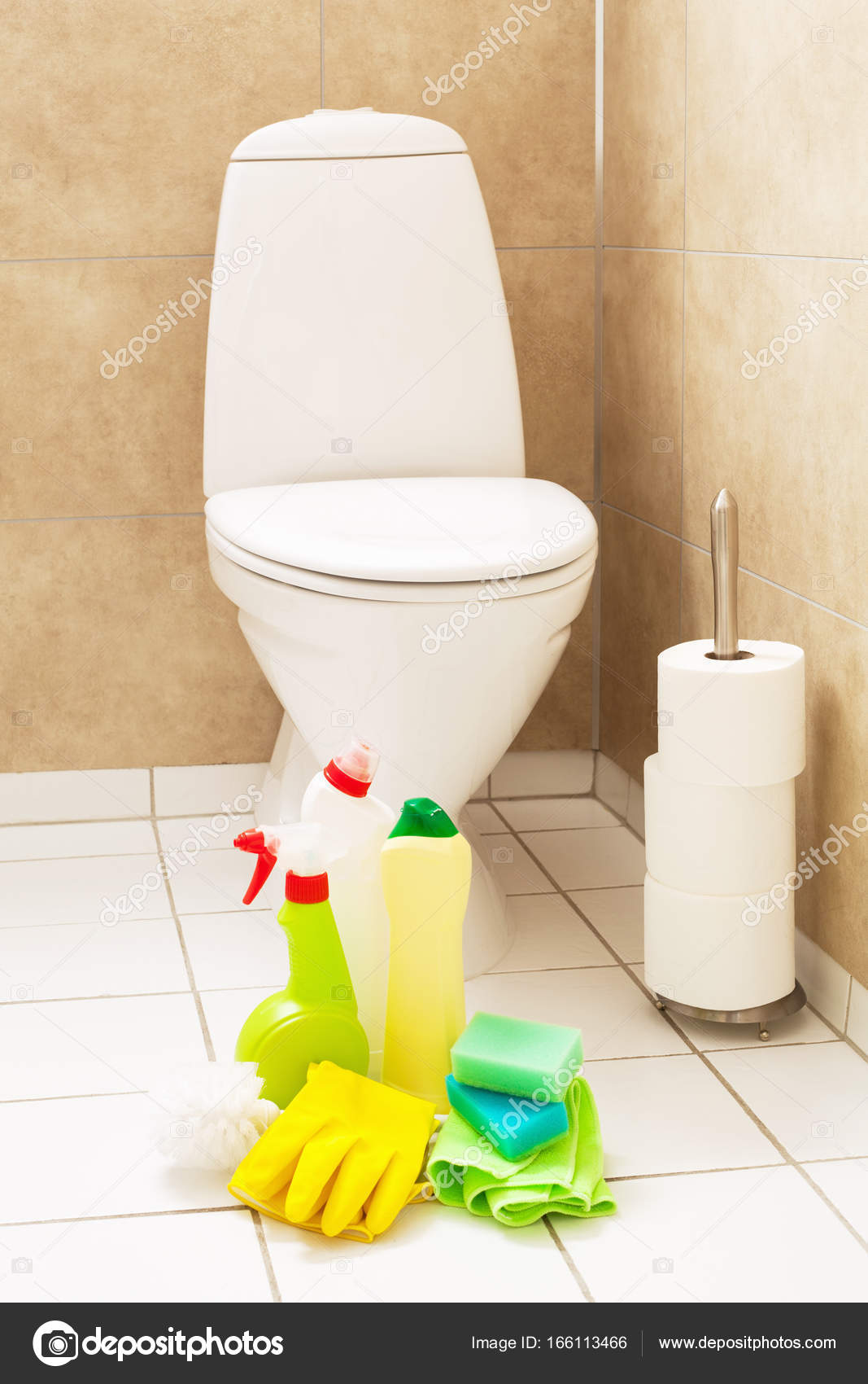 schoonmaak artikelen handschoenen borstel witte WC kom badkamer ... schoonmaak artikelen handschoenen borstel witte WC kom badkamer ...