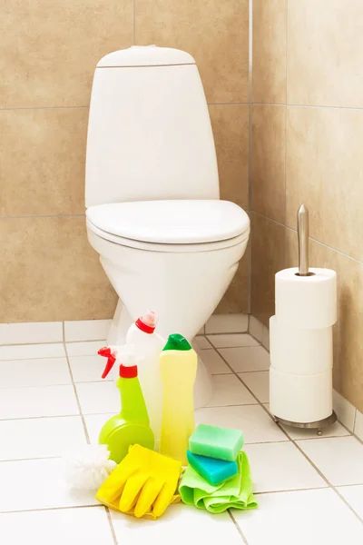 Putzutensilien Handschuhe Bürste weiße Toilettenschüssel Badezimmer — Stockfoto