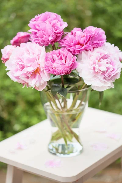 Bahçe içinde güzel pembe Şakayık çiçekleri buketi