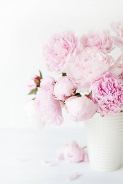 Vazoda güzel pembe şakayık çiçekleri.