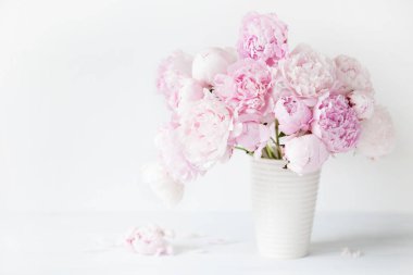 Vazoda güzel pembe şakayık çiçekleri.