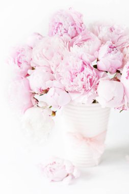 Vazoda güzel pembe şakayık çiçekleri.