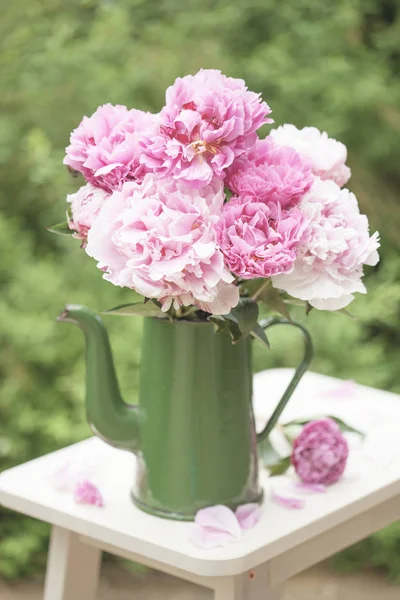 庭で美しいピンクの牡丹の花ブーケ — ストック写真