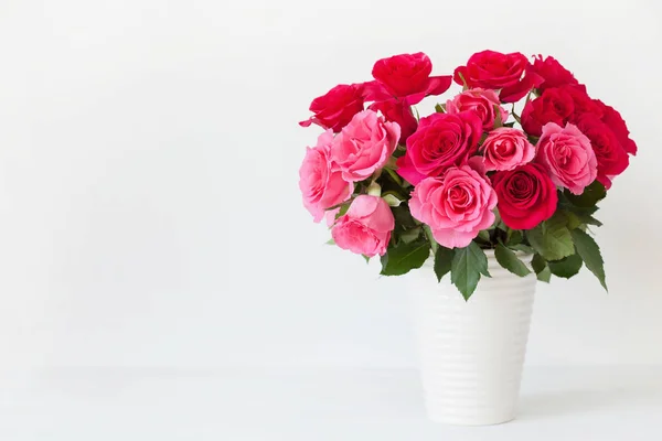 Hermoso ramo de flores de rosa roja en jarrón sobre blanco — Foto de Stock