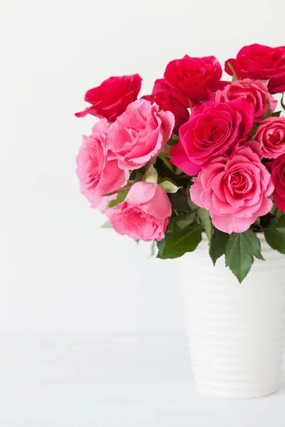 Bellissimo bouquet di fiori di rosa rossa in vaso su bianco — Foto Stock