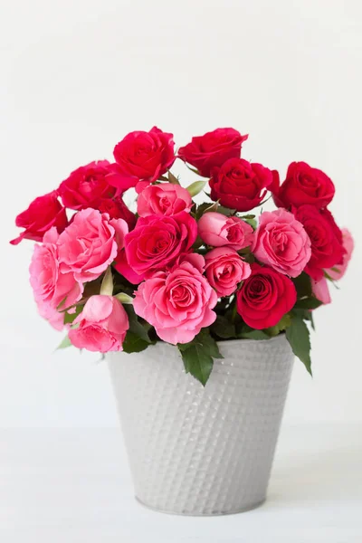 Krásné červené květy růže kytice ve váze nad bílá — Stock fotografie