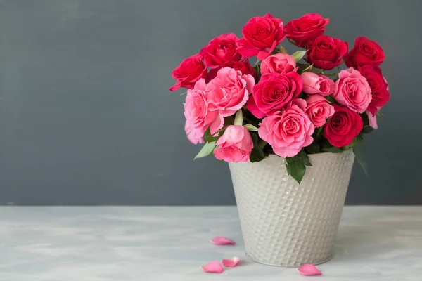 Beau bouquet de fleurs de rose rouge dans un vase — Photo