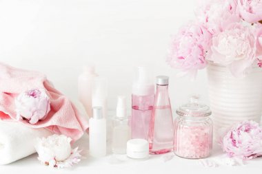 banyo ve spa Şakayık çiçekleri güzellik ürünleri havlu ile