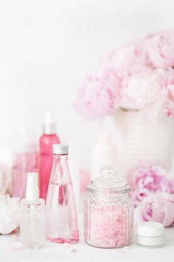 banyo ve spa Şakayık çiçekleri güzellik ürünleri havlu ile