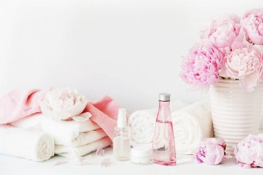 banyo ve spa Şakayık çiçekleri güzellik ürünleri havlu ile