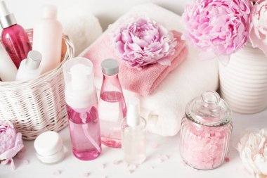 banyo ve spa Şakayık çiçekleri güzellik ürünleri havlu ile