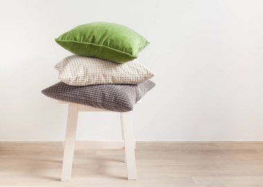 gri ve yeşil yastıkları rahat ev