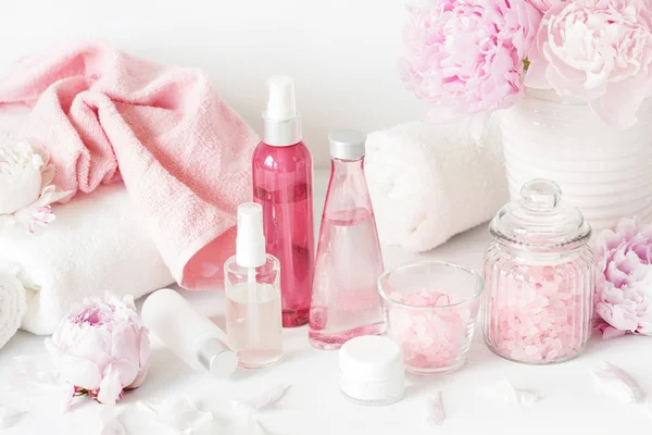 Bad und Wellness mit Pfingstrosenblumen Schönheitsprodukte Handtücher — Stockfoto