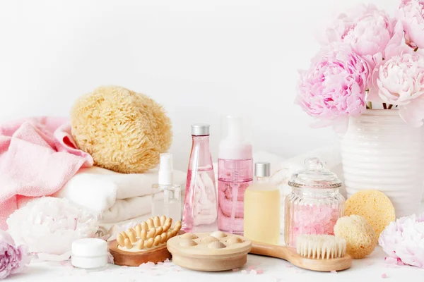 banyo ve spa Şakayık çiçekleri güzellik ürünleri havlu ile