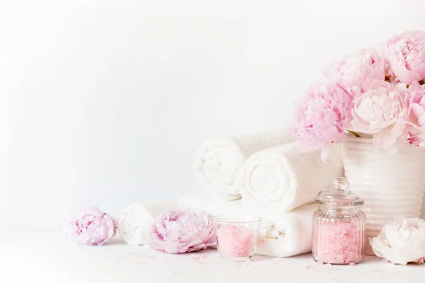 Λουτρά και σπα με παιωνία λουλούδια ομορφιά προϊόντα πετσέτες — Φωτογραφία Αρχείου