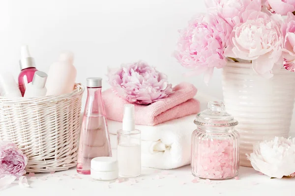 Baño y spa con peonía flores productos de belleza toallas — Foto de Stock