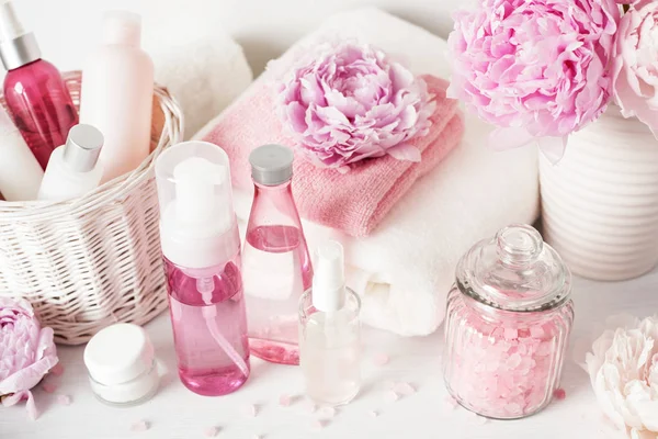 banyo ve spa Şakayık çiçekleri güzellik ürünleri havlu ile